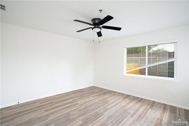 Building Photo - 802 Redwood Ave