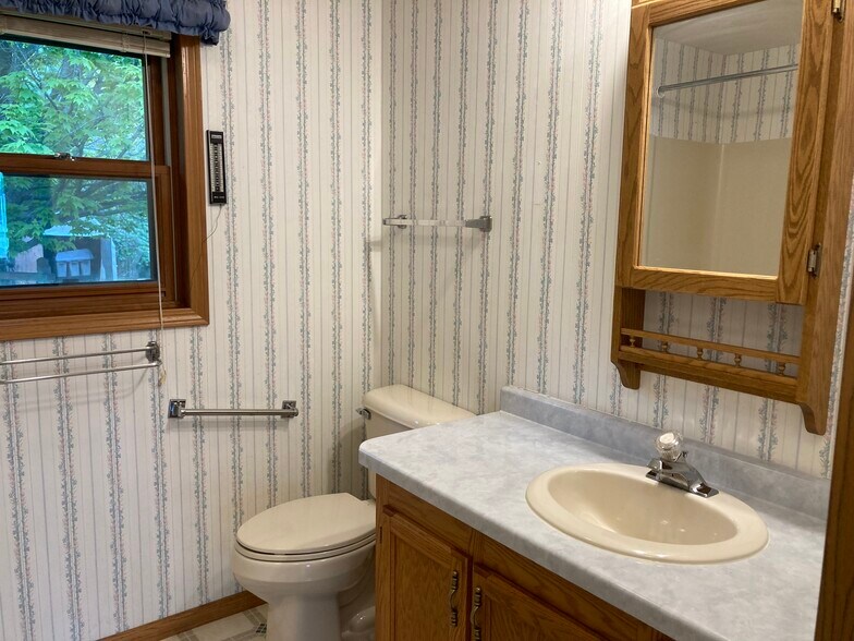 2nd full bath - 4942 E Lakeview St