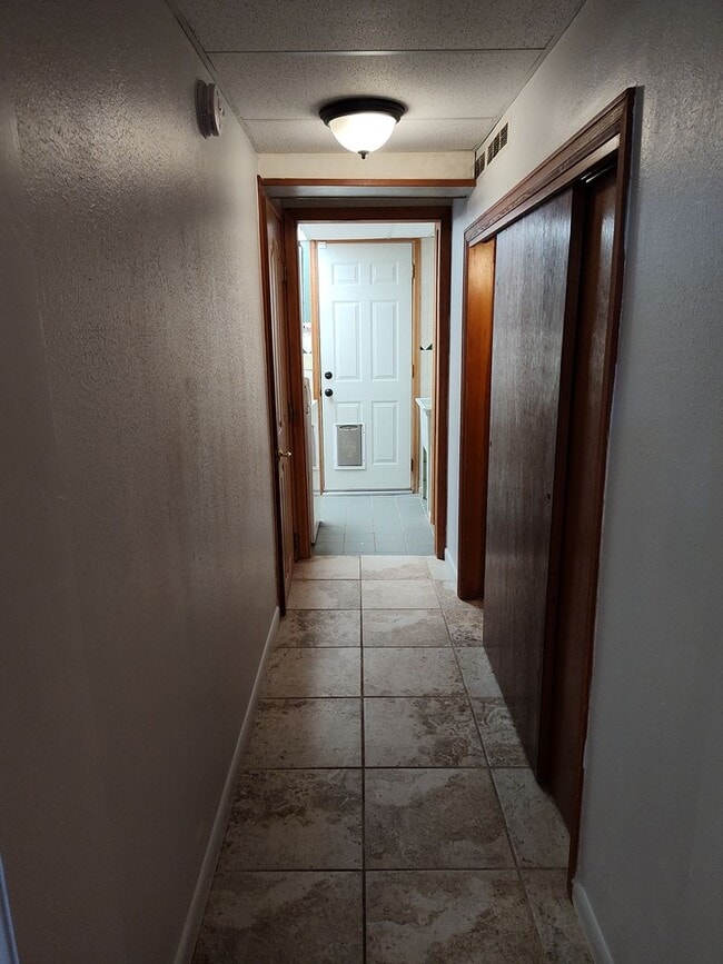 Building Photo - ALL PROSPECTIVE TENANTS MUST SUBMIT A $58 NON-REFUNDABLE APPLICATION FEE PER APPLICANT ONLINE AND...