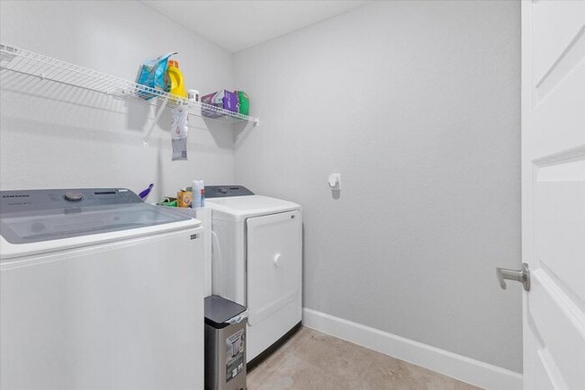 Building Photo - Welcome in to this beautiful Unfurnished -...