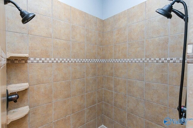 Building Photo - 305 Walden Glen Ct