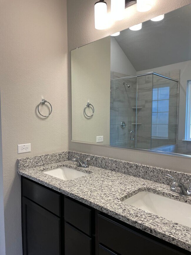 Building Photo - Available Now! 3 bed, 2 bath, Park Meadows...