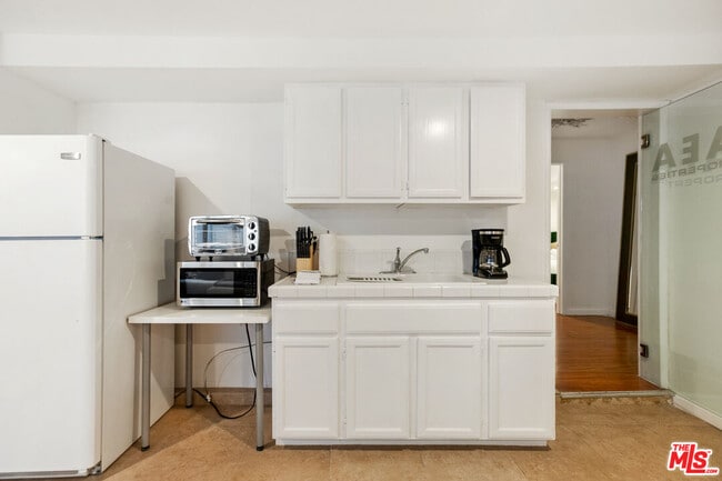 Building Photo - 917 N Curson Ave