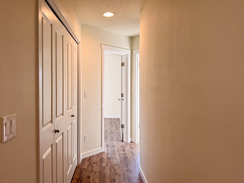 Building Photo - 507 NW Hillcrest Dr