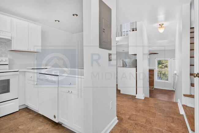 Building Photo - Beautiful Condo Available