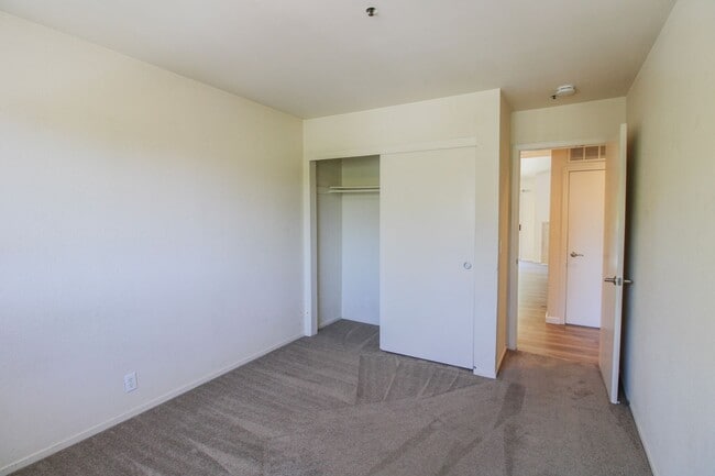 Building Photo - 2 Bedroom, 2 Bathroom + Loft - Top Floor Condo in Parkwood Village