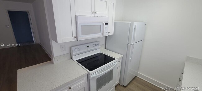 Building Photo - 3856 S Circle Dr