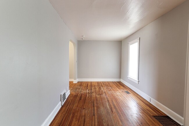 Building Photo - Large 1 Bedroom with fenced yard and garage