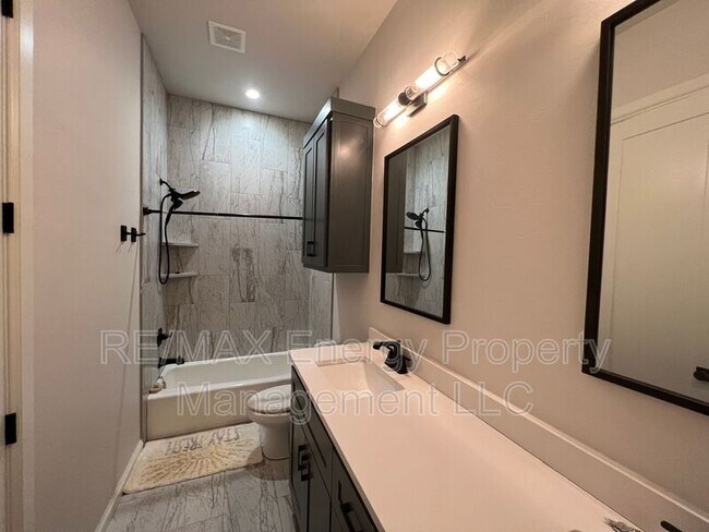 Building Photo - 440 St Claire Dr