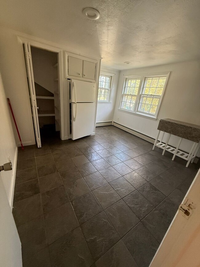 Building Photo - A second floor 1 bed/bath unit, in a multi...