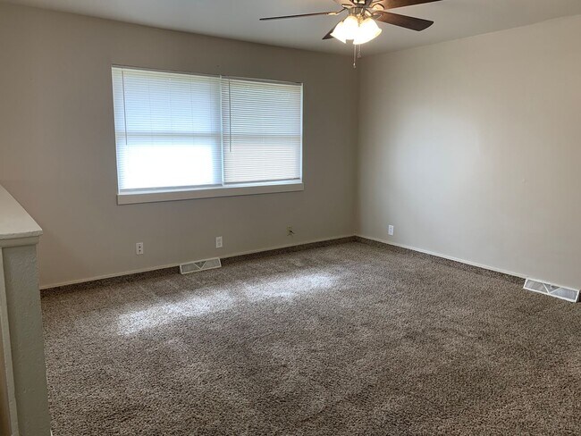 Building Photo - 3 Bed 1.5 Bathroom Townhouse