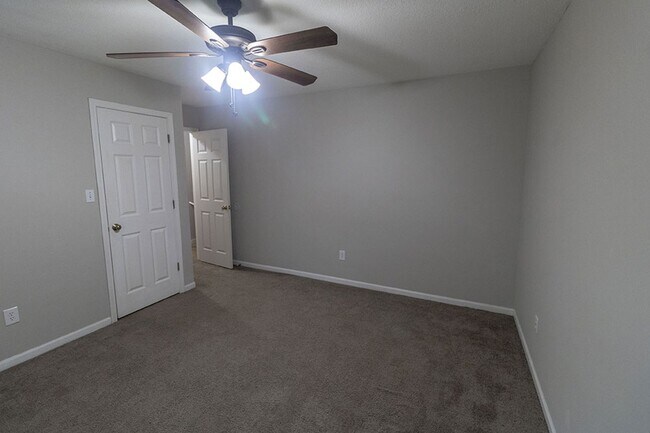 Building Photo - 5567-5569 Pinehurst Ln.