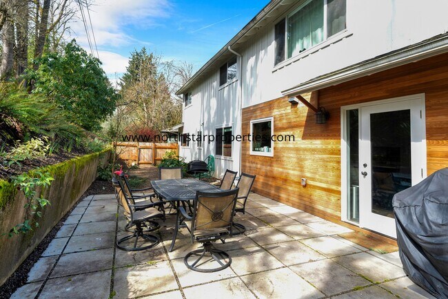 Building Photo - Lake Oswego Beauty Next to Tryon Creek
