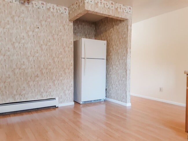 Building Photo - UTILITIES INCLUDED! Large 3 bed/ 1.5 bath ...