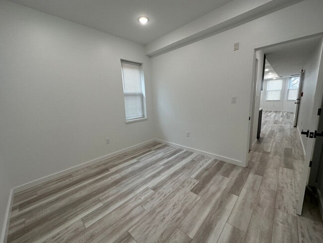 Building Photo - Modern & spacious 2Bedroom 1Bath Apartment