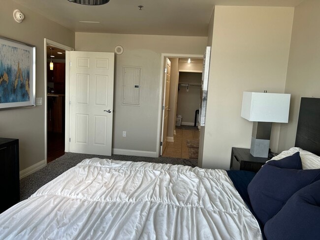 Building Photo - Hi Rise One Bedroom Condo