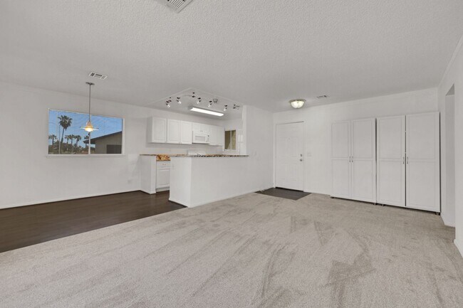 Building Photo - CUTE REMODELED TWO BEDROOM UNIT IN CENTRAL LOCATION