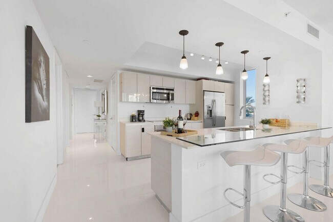 Building Photo - 2602 E Hallandale Beach Blvd