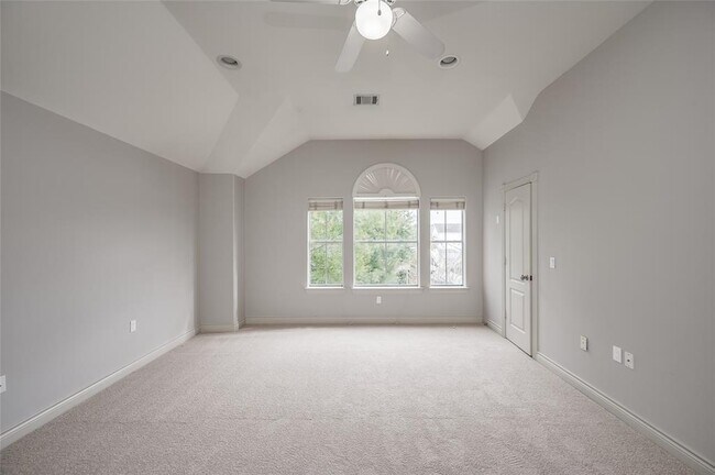Building Photo - 315 Sandman St