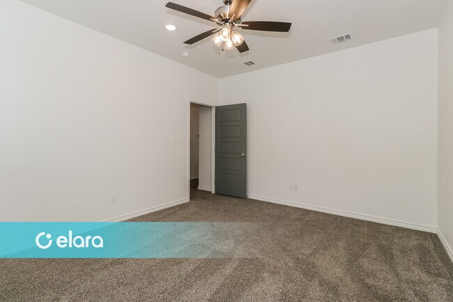 Building Photo - 2219 HORNBEAM ST