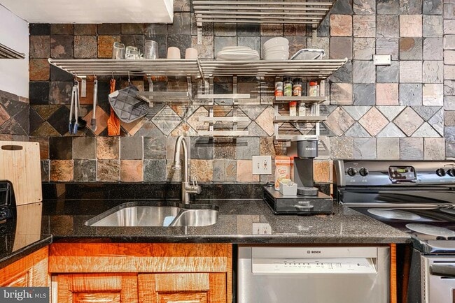 Building Photo - 624 Jasper St