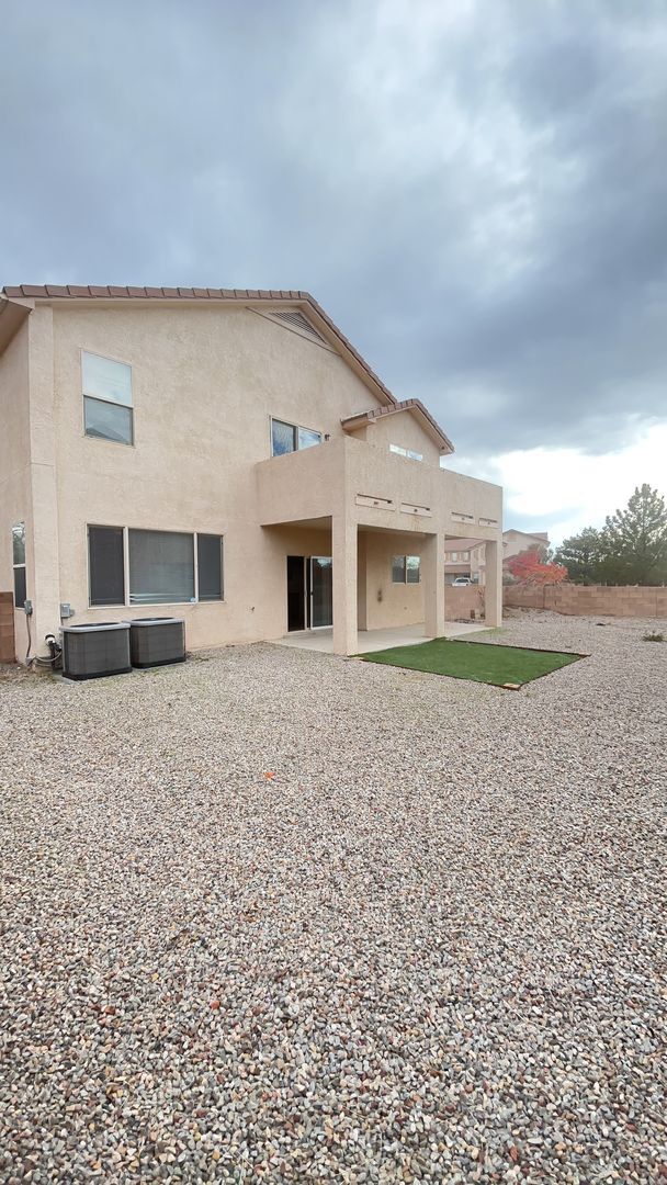 Building Photo - Spacious 3 bedroom, 3 bath with an additio...