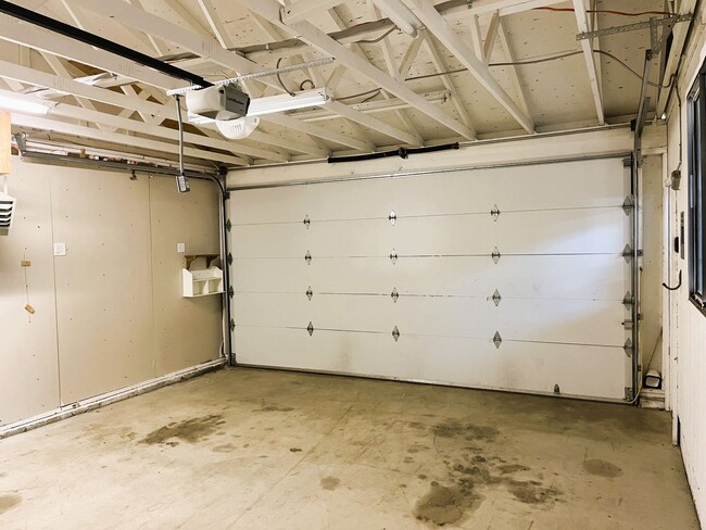 Building Photo - Beautifully Appointed Home on Generous Lot...