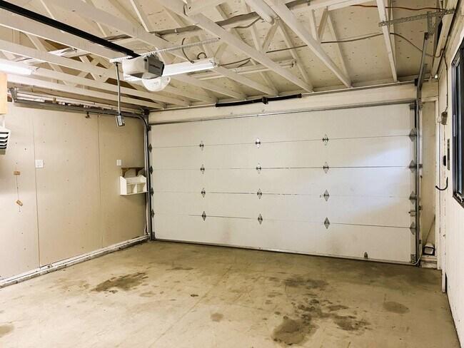 Building Photo - HALF OFF OF FIRST MONTH'S RENT! Beautifull...