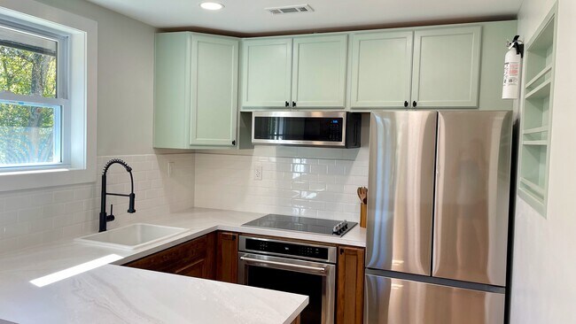 Building Photo - 820 Goldfinch Ave