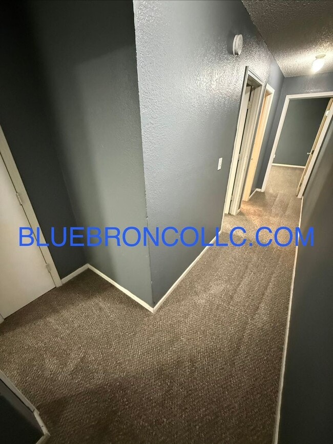 Building Photo - This one will go fast, marvelous 3 bedroom for great price in Lee's Summit