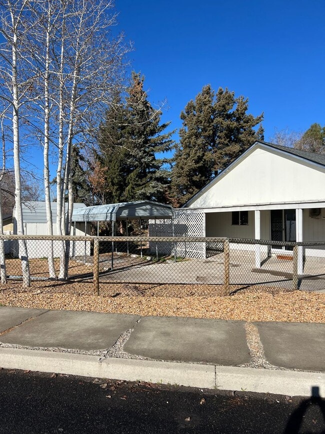 Building Photo - Duplex in SW Redmond