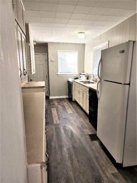 Building Photo - 402 Van Brunt Blvd