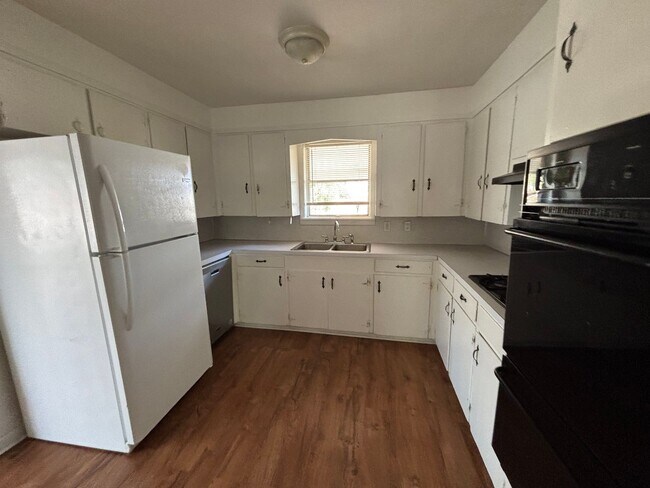 Building Photo - Shady Grove