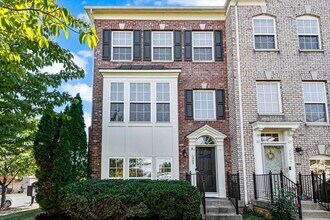 Building Photo - Close to I-95 and Downtown Fredericksburg
