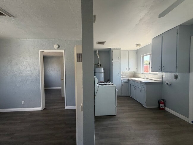 Building Photo - 400 W Fredricks St