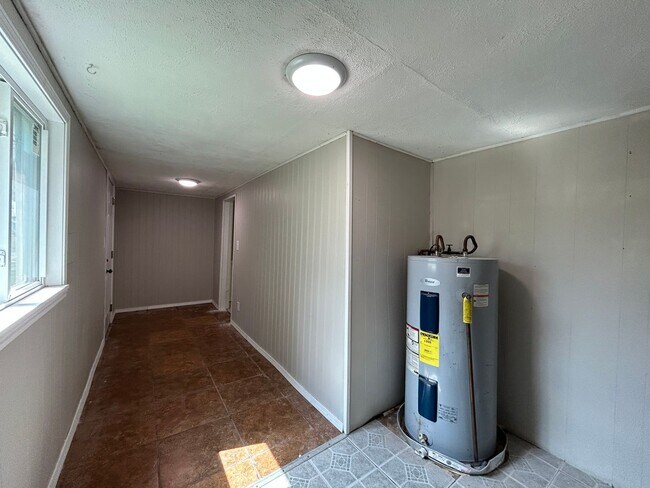 Building Photo - 2 Bed 1 Bath House - Walking Distance to D...