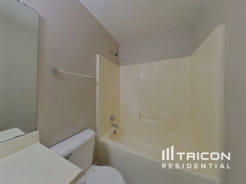 Building Photo - 8122 Valley Ridge Dr