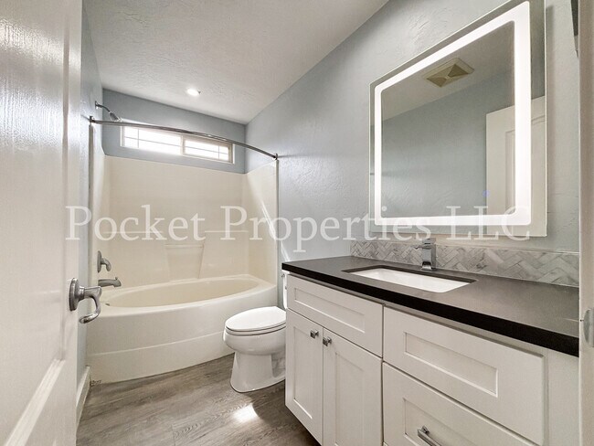 Building Photo - 874 E Forest Ridge Ct