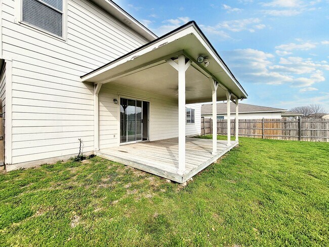 Building Photo - Charming 3/BR 2.5/BA Home with Bright Inte...