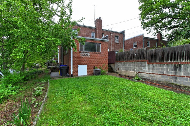 Building Photo - Blocks to Crystal City Metro and just minutes to Washington, D.C. via the 14th Street Bridge