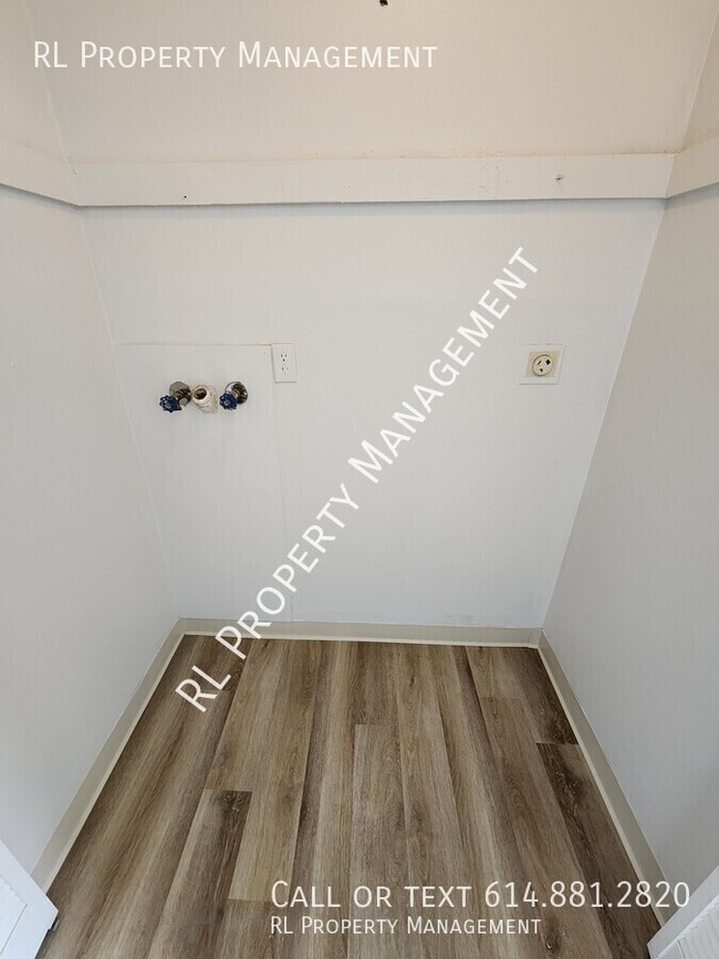 Building Photo - Cozy 2 bedroom 1 bathroom Townhome located...