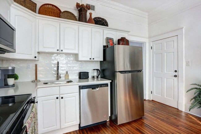 Building Photo - 306 E Victory Dr