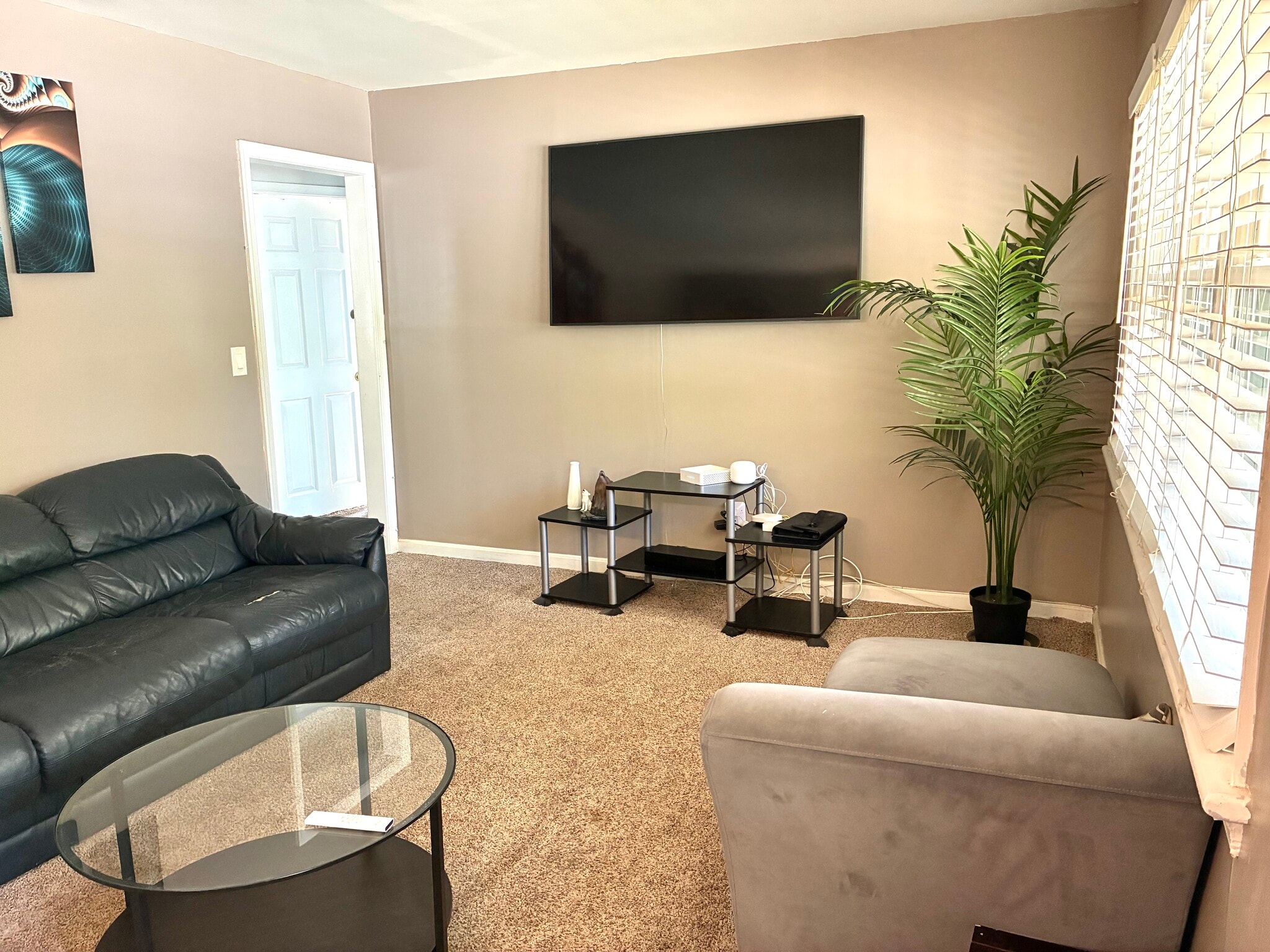 Living Area - 5112 Hollywood Rd
