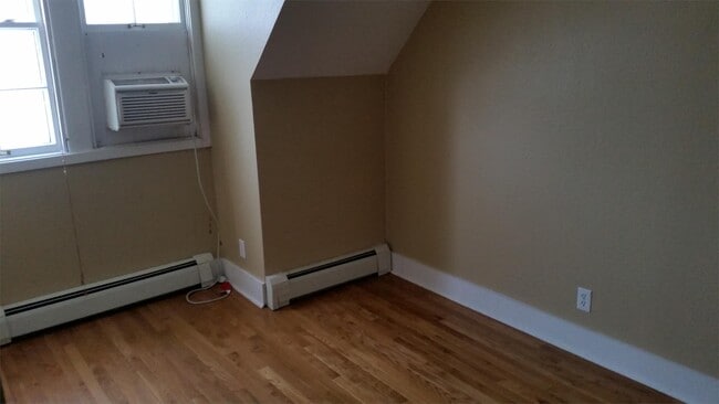 Building Photo - 932 E College St