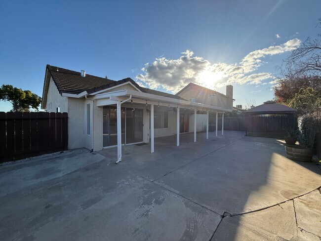 Building Photo - Single story with 3-car Garage!!