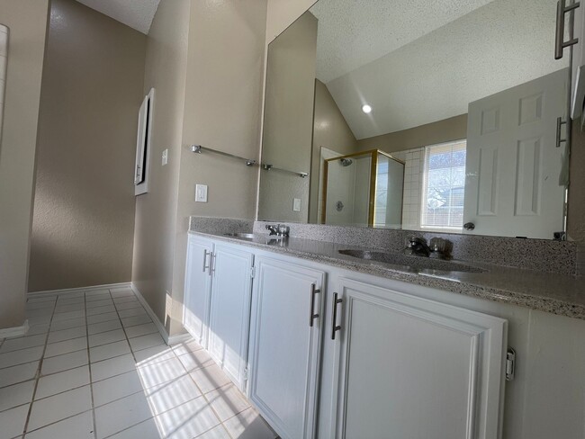 Building Photo - AVAILABLE NOW 3 Bedroom 2 Bath Home in For...