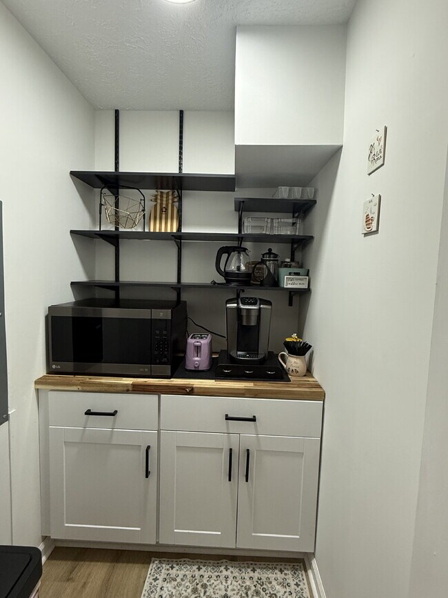 Building Photo - Furnished Home in Madison Heights available through October 31, 2026.