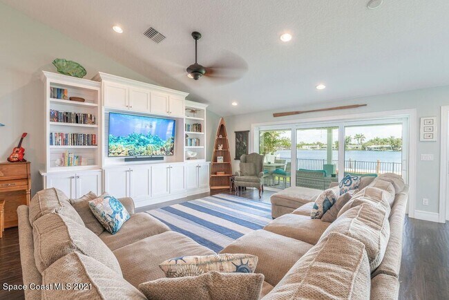Building Photo - Gorgeous views from this 3 bedroom, 2.5 ba...