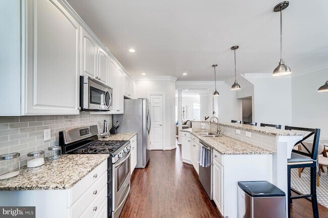 Building Photo - 947 Harrison Cir