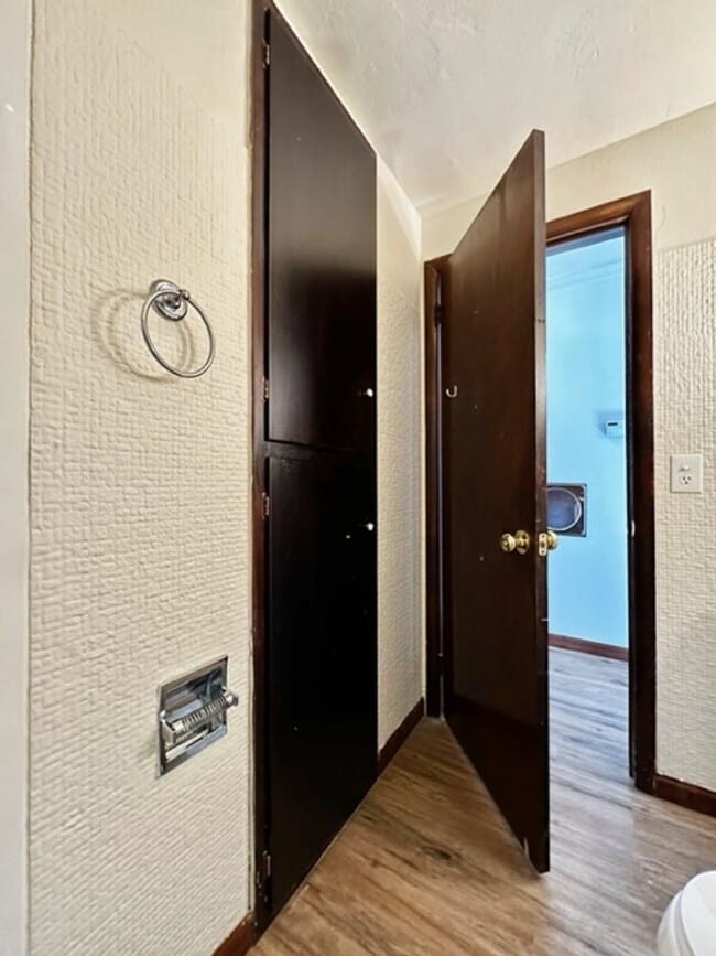 Building Photo - Charming 3 Bedroom 1 Bath Single Family Home